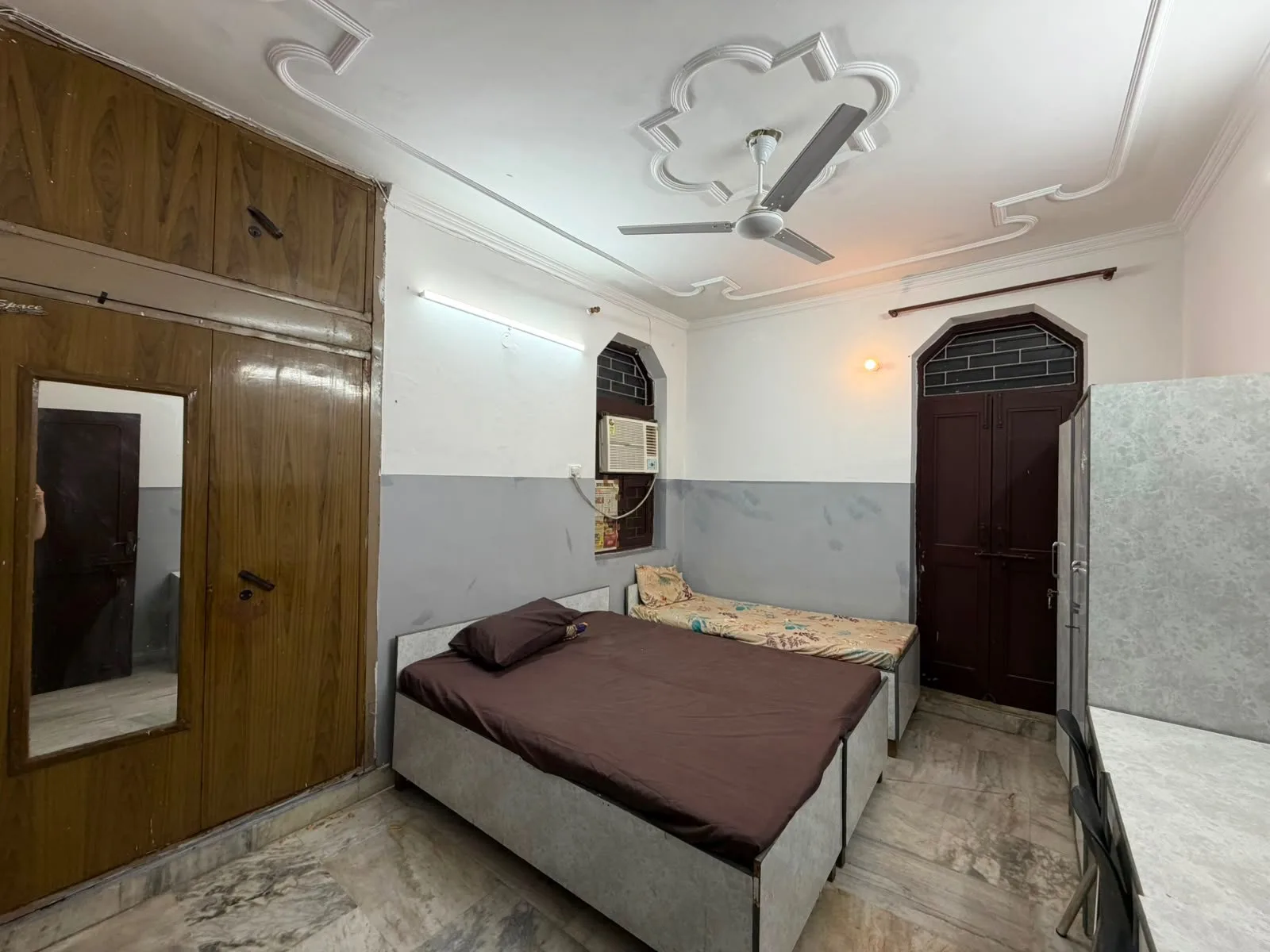 Boys Single room at Yogesh Pg kamla nagar ajdacent to stellar living PG in Kamla Nagar, Delhi - KM-B-185733
