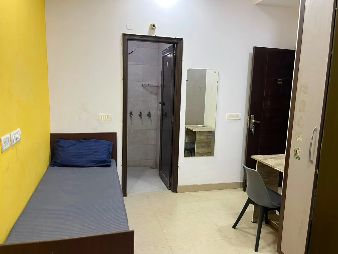 Girls Single room at Nook stays opposite Manohar's PG in Vijay Nagar, Delhi - VN-G-760689